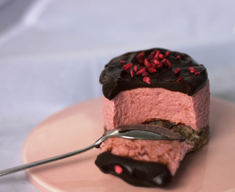 Nydelige små dessertkaker med bringebær og sjokolade.