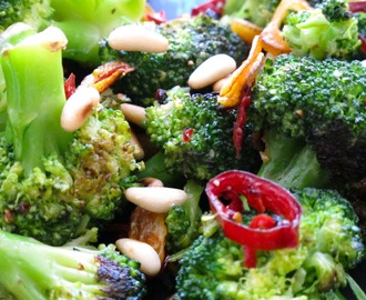 Knallgod grillet broccoli med hvitløk, chili og pinjekjerner.