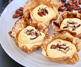 Krumkaker med mangokrem