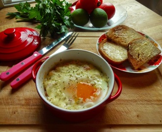 Egg cocotte med crème fraîche, vårløk og tomat ✿⊱╮✿⊱╮
