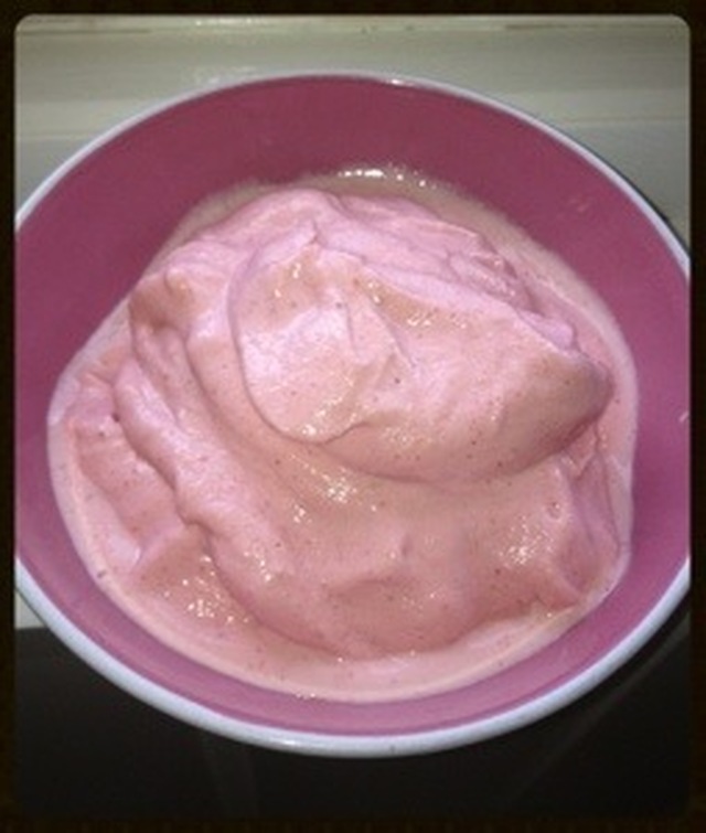 Yoghurtis med jordbær