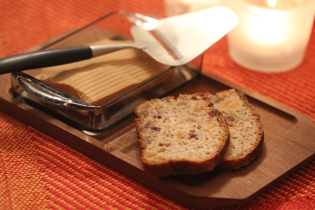 Brød med tørket frukt og valnøtter