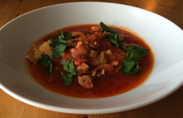 Italiensk tomatsuppe med pølse og ravioli