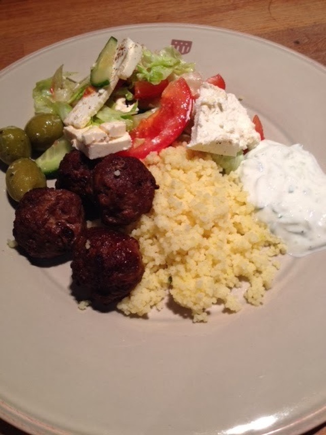 Kjøttboller med gresk salat, couscous og tzaziki