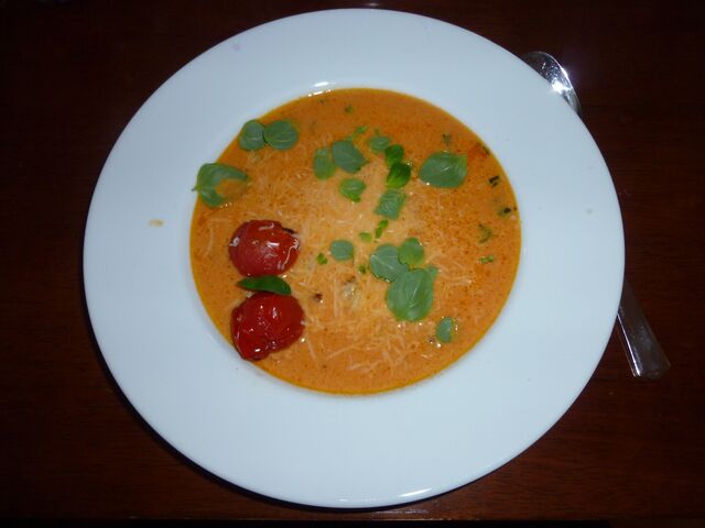 Kremet tomatsuppe med villsvinkjøtt