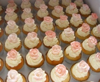 Enkle cupcakes med hvit smørkrem!