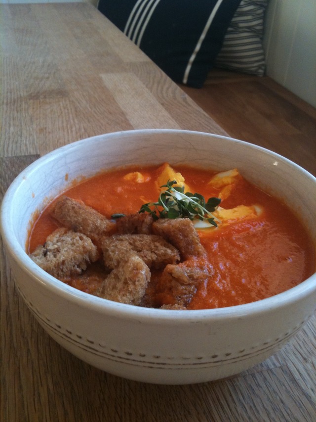 Hjemmelaget tomatsuppe med krutonger og egg