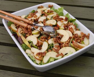 Salat med eple og honningristede valnøtter