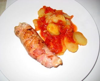 Baconsurret kyllingfilet med poteter i tomatsaus