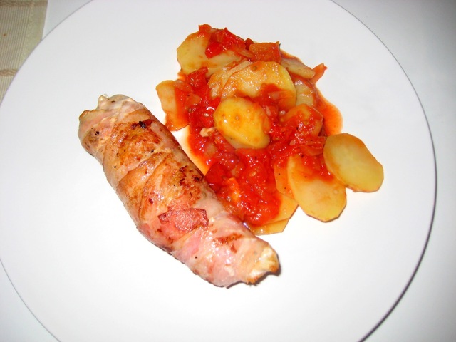 Baconsurret kyllingfilet med poteter i tomatsaus