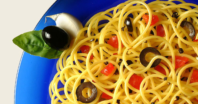 Spaghettini med tomat, oliven og hvitløk