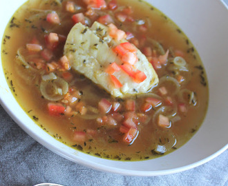 Løksuppe med torskefilet og tomat