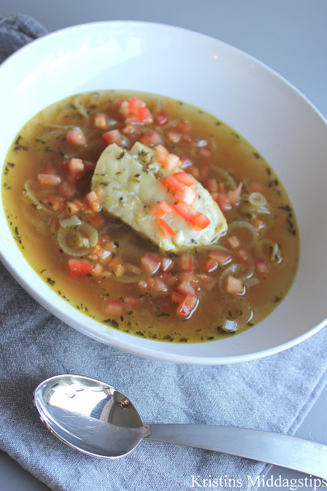 Løksuppe med torskefilet og tomat