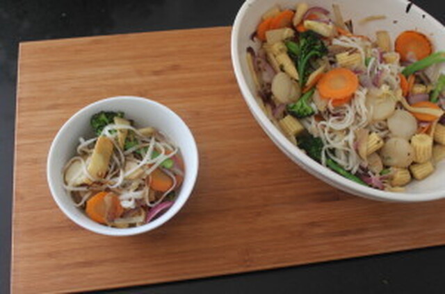 Wok med nudler og asiatiske grønnsaker