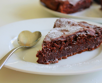 Supersaftig sjokoladekake - sukkerfri og rik på fiber!