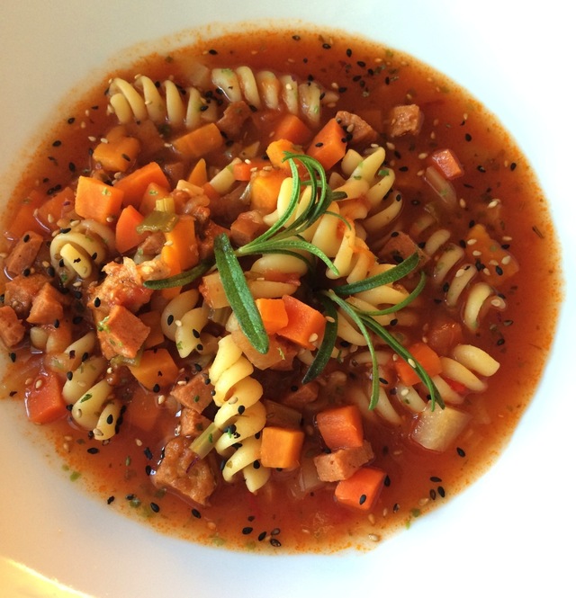 Grønnsakssuppe med chioggiabete, søtpotet og pasta