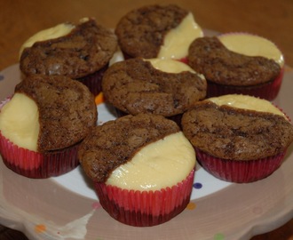 Chocolate and cheesecake muffins