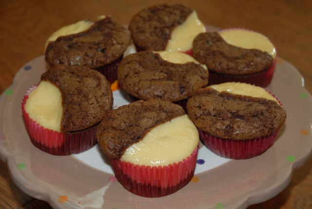 Chocolate and cheesecake muffins