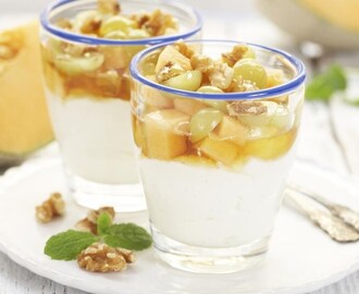 Yoghurt med frukt, honning og nøtter