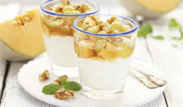 Yoghurt med frukt, honning og nøtter