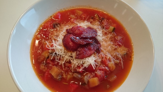 SPANSK GRØNNSAKSUPPE MED CHORIZOPØLSE