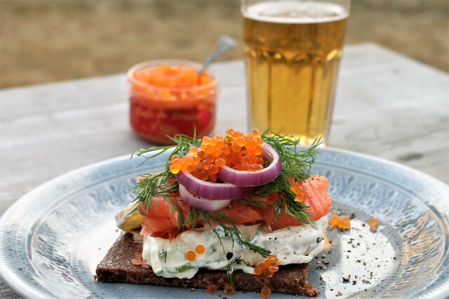 Laksesmørbrød med smakfull potetsalat