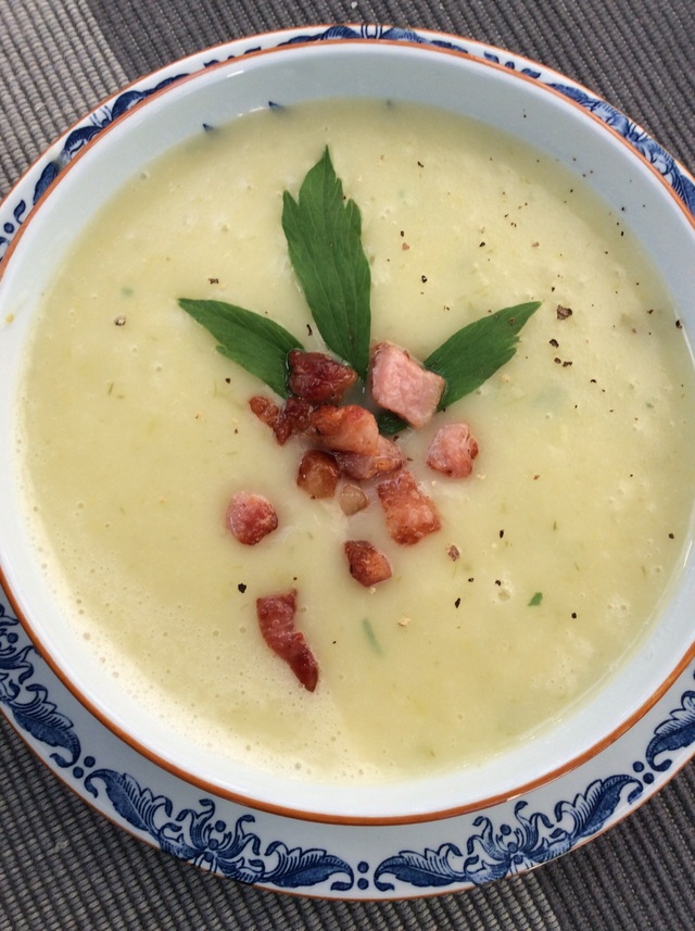 Potetsuppe med kjærlighetsurt er deilig sommermat på en regnværsdag.