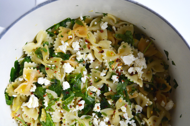 Superrask pasta med ruccula, feta og chili flakes