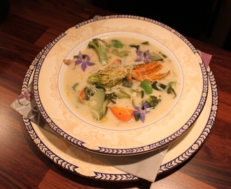 Kremet suppe med Ytterøykylling, økologiske grønnsaker, bondebønner og fylt squashblomst.