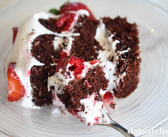 Sjokoladekake med marengskrem og bær