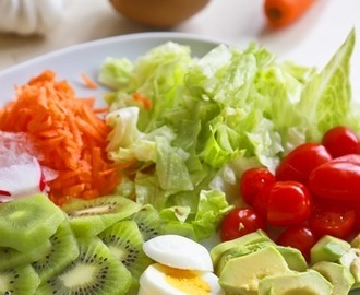 Salat med kiwi og hvitløksdressing