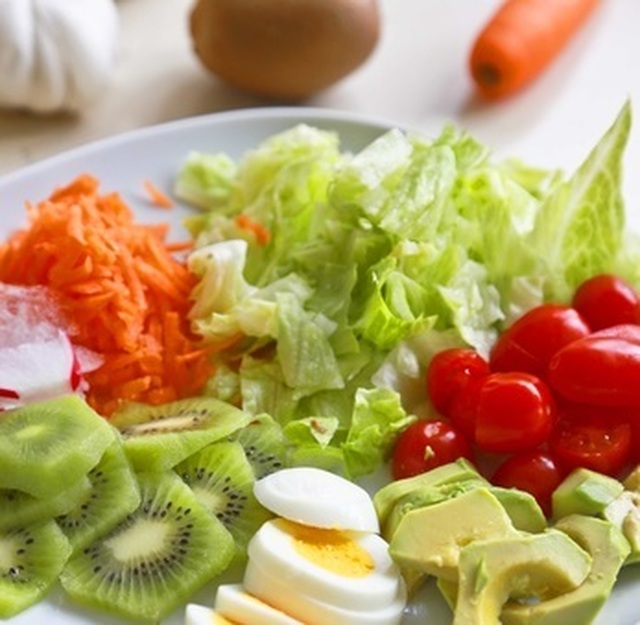 Salat med kiwi og hvitløksdressing