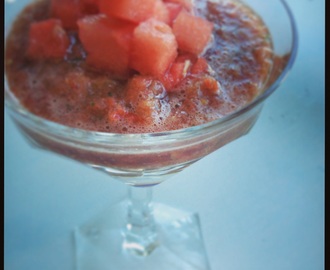 Leskende mellommåltid i sommervarmen - gazpachosuppe med vannmelon.