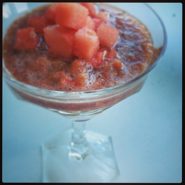 Leskende mellommåltid i sommervarmen - gazpachosuppe med vannmelon.