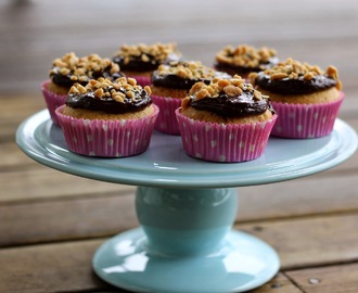 Madbloggerudfordringen - Peanøttcupcakes med deilig sjokoladefrosting