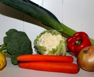 Ostegratinert laks med grønnsaker og feta