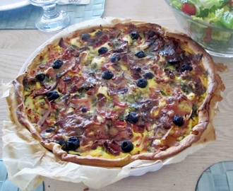 Middelhavspai med fetaost, soltørket tomat, oliven og mye annet digg