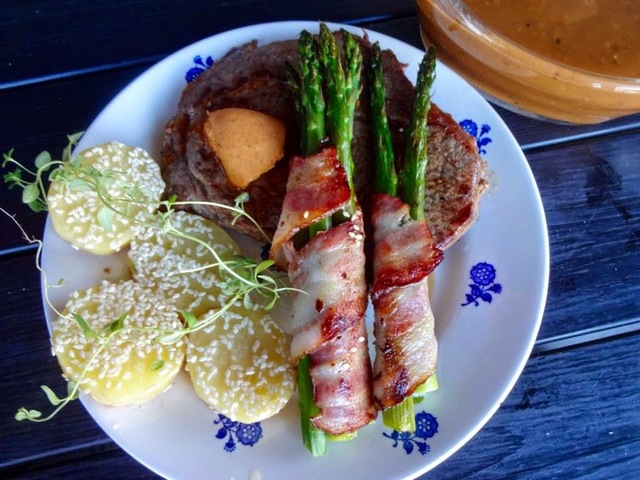 Entrecôte med sesam poteter, bacon-surret asparges og peppersaus ✿