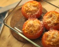Bakte tomater med søtpotetstappe