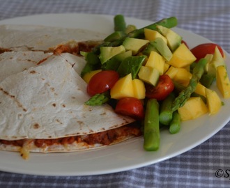 Quesadillas med tomatsaus og bønner med asparges og mangosalat