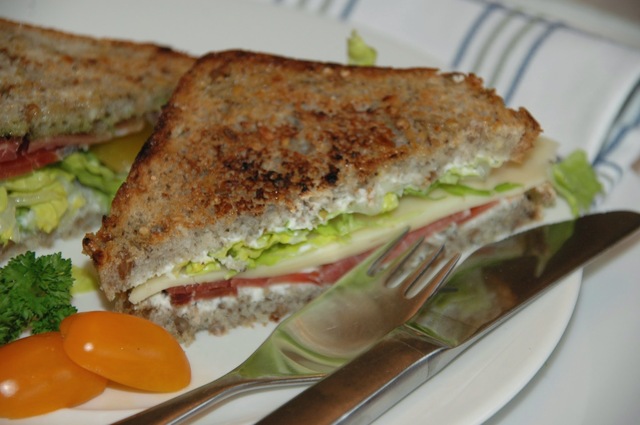 Sandwich med seranoskinke, smøreost og pesto