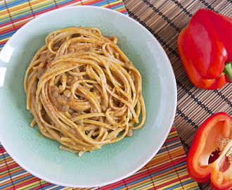 Pasta med grillet paprikasaus og grønne linser