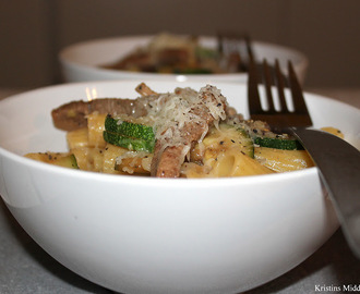 Tortiglioni med strimlet svinekjøtt, squash og nykvernet pepper