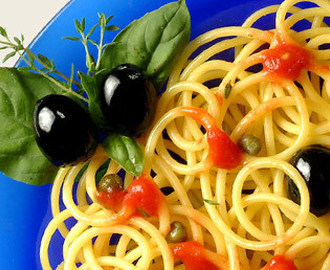 Spaghetti alla puttanesca (spaghetti med oliven- og kaperssaus)