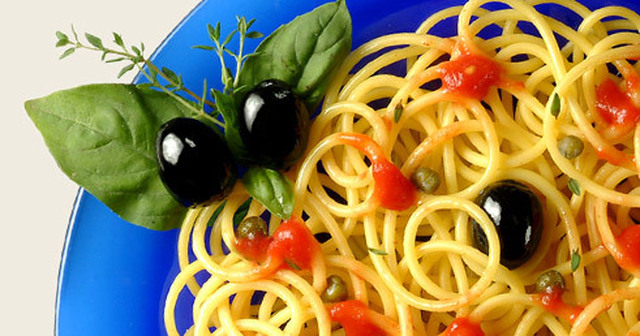 Spaghetti alla puttanesca (spaghetti med oliven- og kaperssaus)