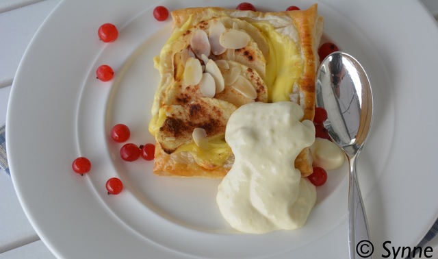 Butterdeigsruter med vaniljekrem, epler og mandeldryss