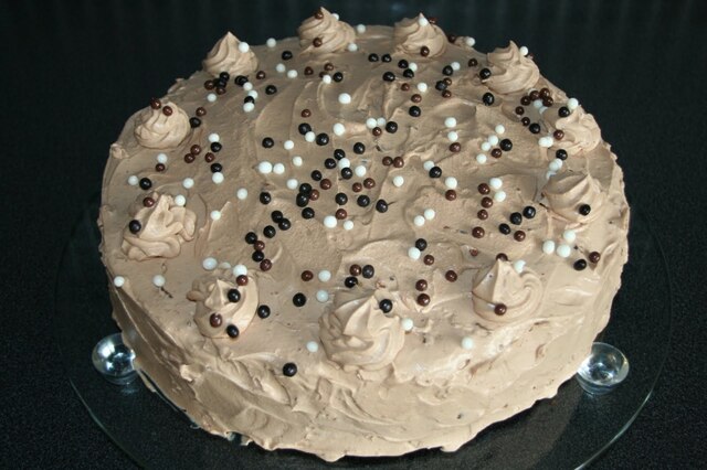 Sjokoladekake med bringebærmousse og krem av Walters mandler