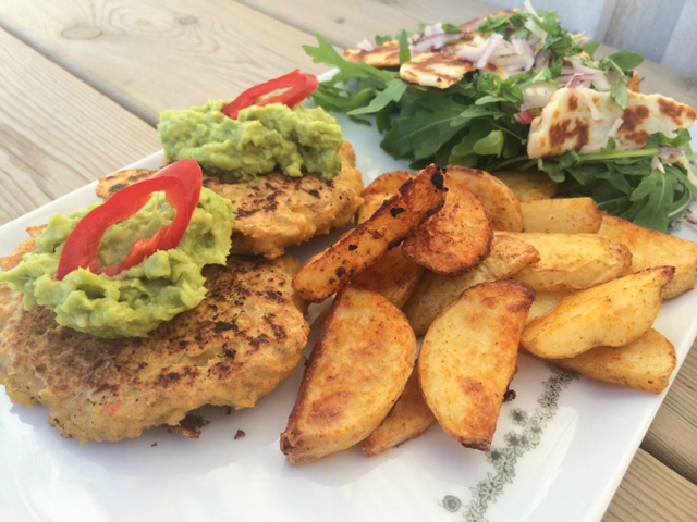 Falafelburger med ovnsstekte poteter og Halloumisalat