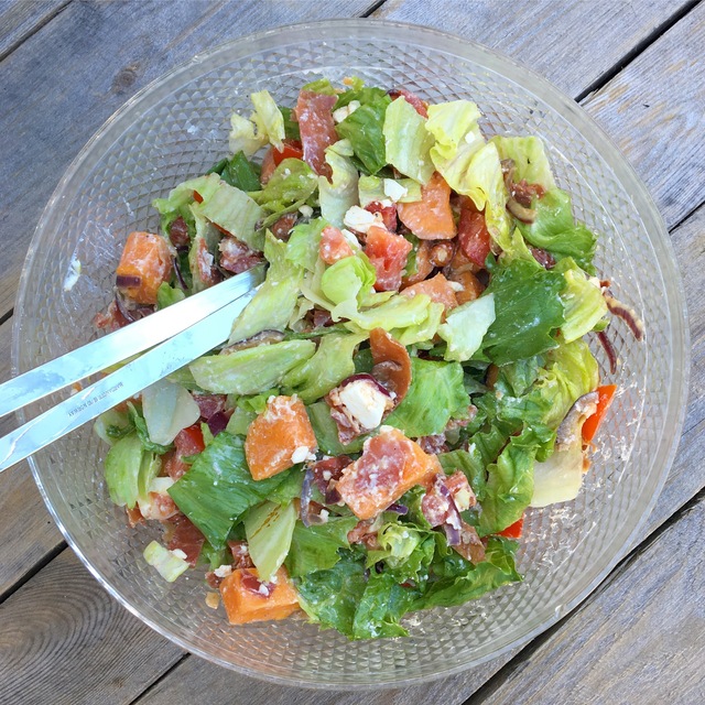 Sommerlig søtpotetsalat med parmaskinke, mandler og fetaost