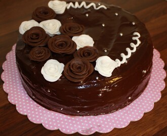 Sjokoladekake fylt med hvit sjokolade
